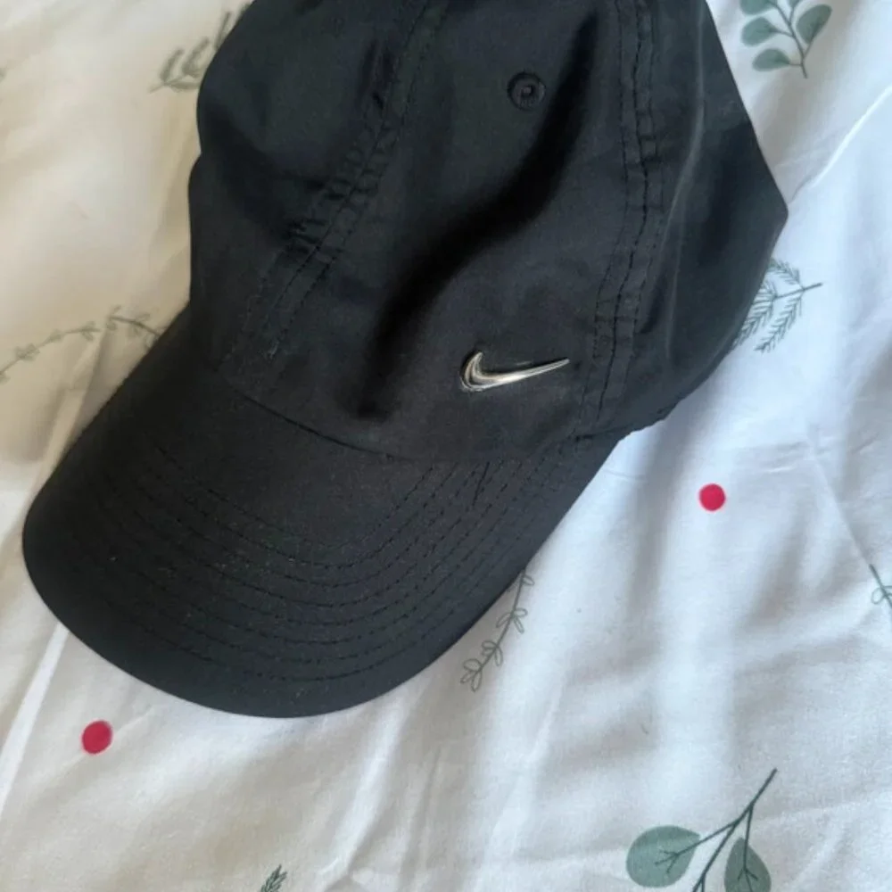 black/Nike hat - Picture 2 of 4